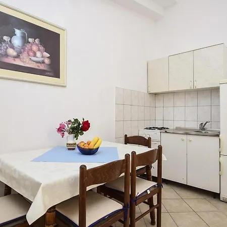 Pag 15670d Apartman Pag Town