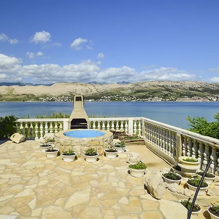 Pag 15670d Apartman Pag Town