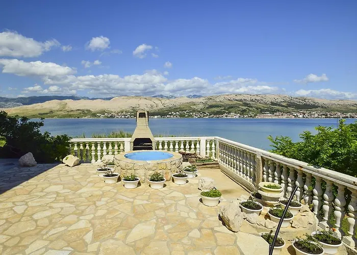 Pag 15670d Apartman Pag Town